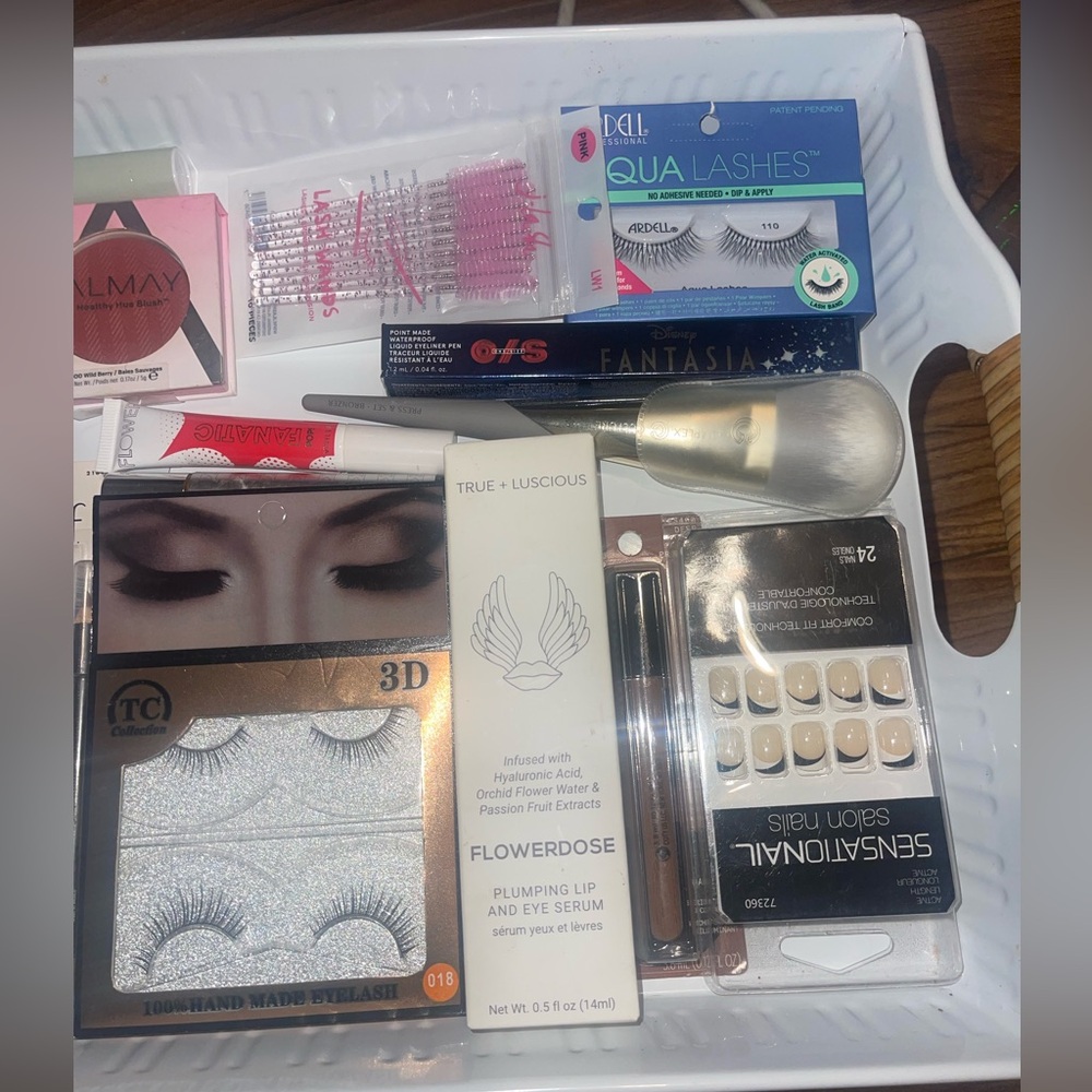 Makeup Bundle - Picture 4 of 5